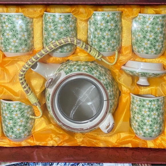 New in a Full Box, a Floral Green Tea Set - Picture 1 of 2